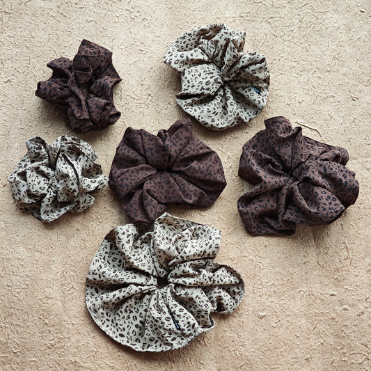 A leopard print scrunchy set with 6pcs of scrunchies, with different sizes and colors.