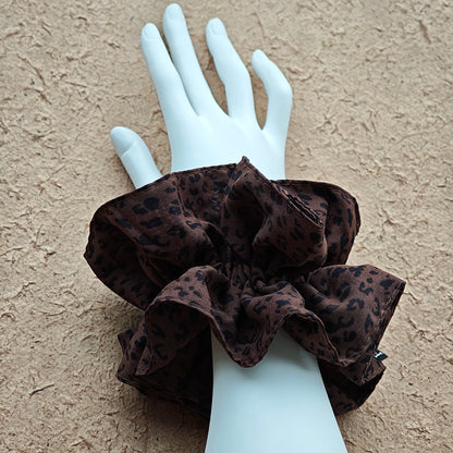 A leopard print scrunchy set with 6pcs of scrunchies, with different sizes and colors.