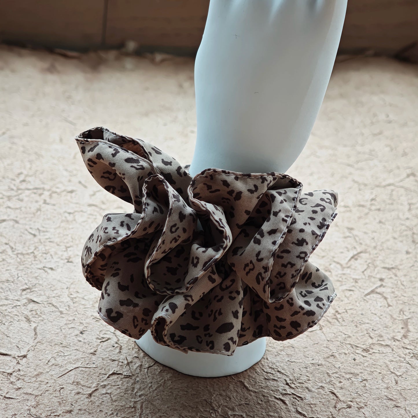 A leopard print scrunchy set with 6pcs of scrunchies, with different sizes and colors.