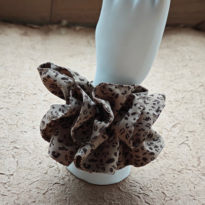 A leopard print scrunchy set with 6pcs of scrunchies, with different sizes and colors.