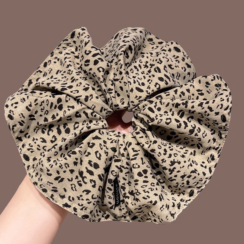 A leopard print scrunchy set with 6pcs of scrunchies, with different sizes and colors.