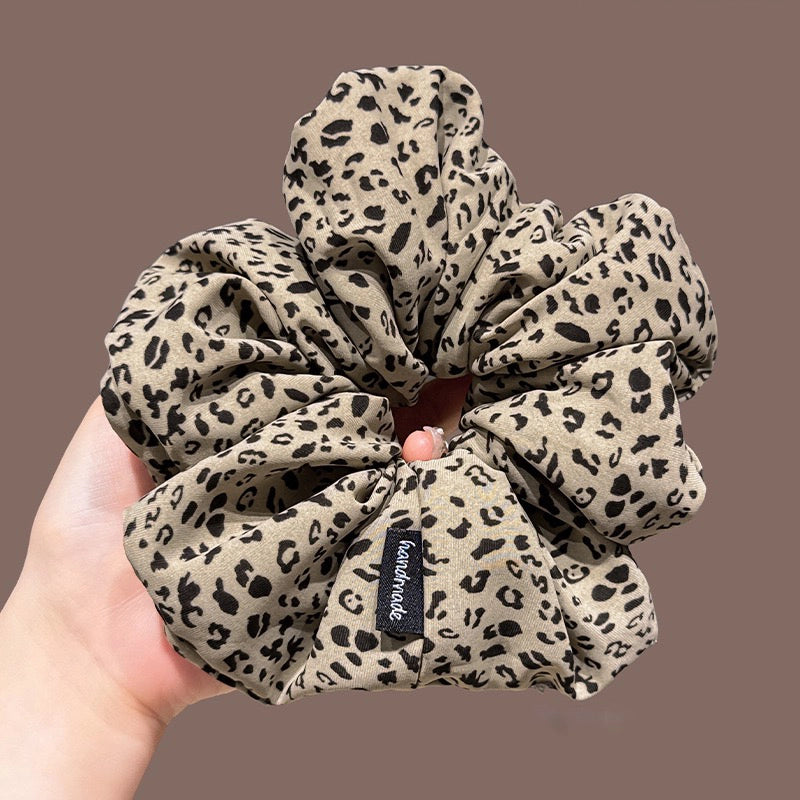 A leopard print scrunchy set with 6pcs of scrunchies, with different sizes and colors.
