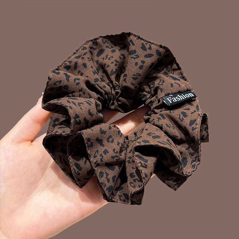 A leopard print scrunchy set with 6pcs of scrunchies, with different sizes and colors.