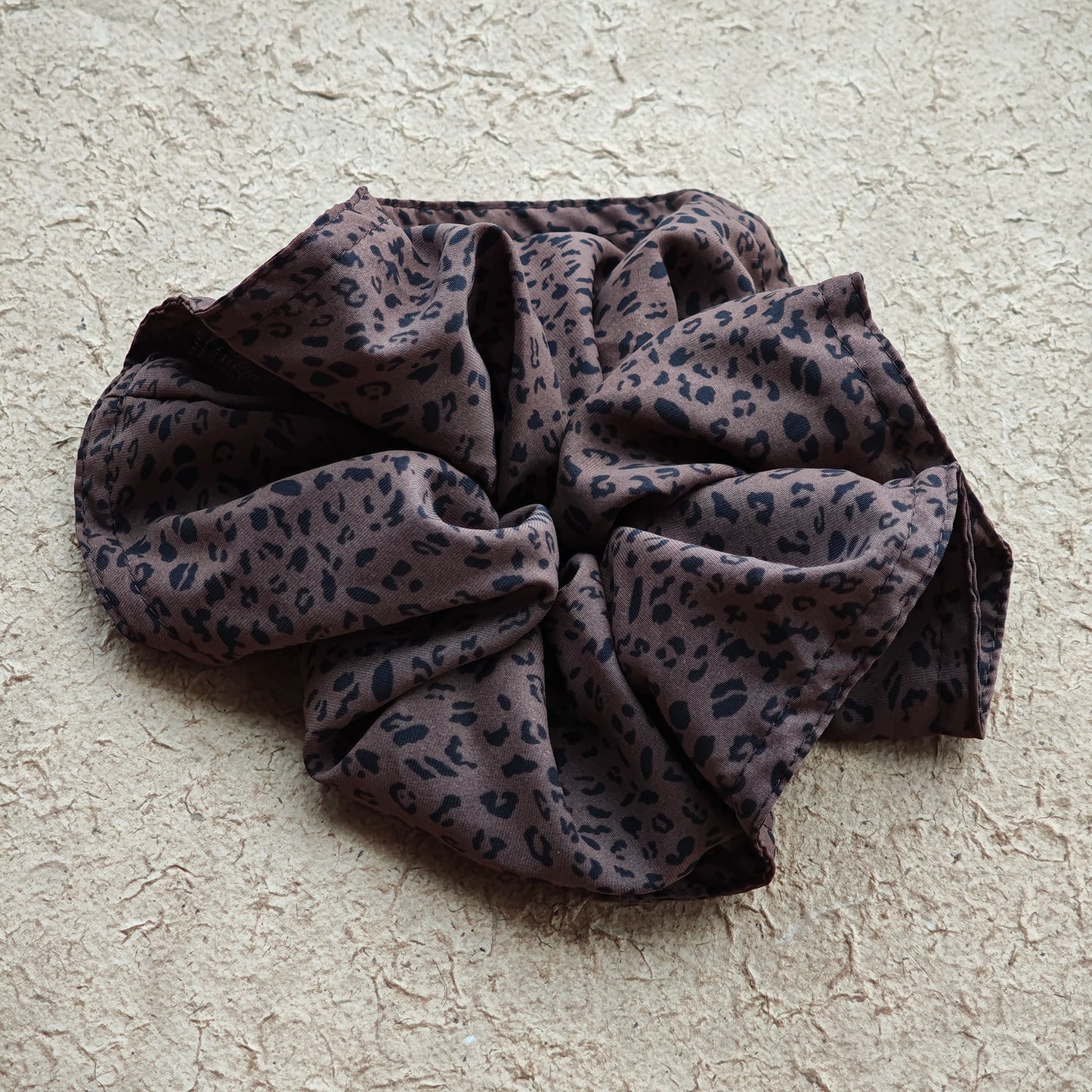 A leopard print scrunchy set with 6pcs of scrunchies, with different sizes and colors.