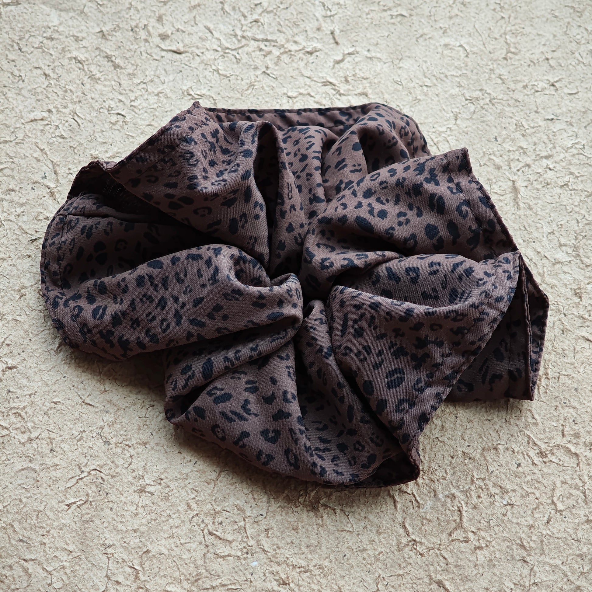 A leopard print scrunchy set with 6pcs of scrunchies, with different sizes and colors.
