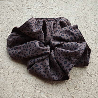 A leopard print scrunchy set with 6pcs of scrunchies, with different sizes and colors.