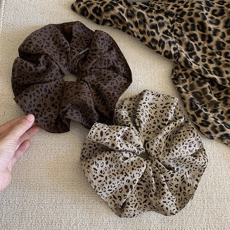 A leopard print scrunchy set with 6pcs of scrunchies, with different sizes and colors.