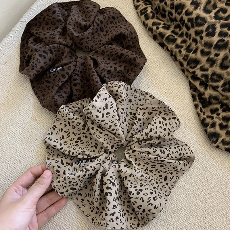 A leopard print scrunchy set with 6pcs of scrunchies, with different sizes and colors.