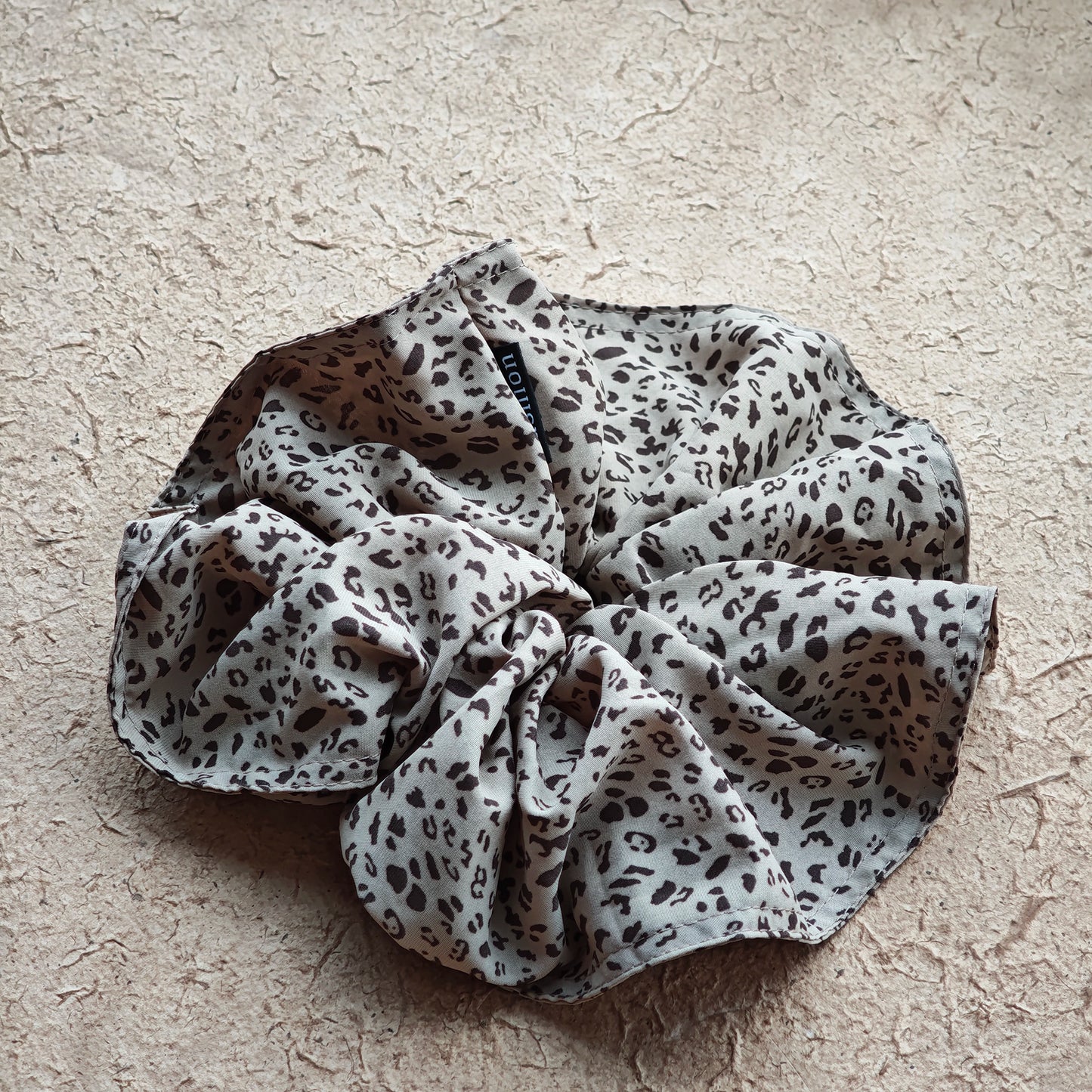A leopard print scrunchy set with 6pcs of scrunchies, with different sizes and colors.