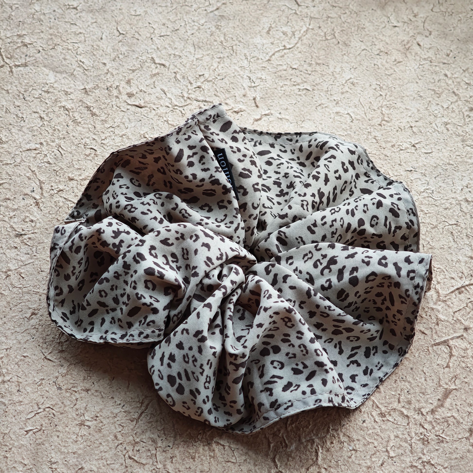 A leopard print scrunchy set with 6pcs of scrunchies, with different sizes and colors.