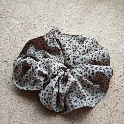 A leopard print scrunchy set with 6pcs of scrunchies, with different sizes and colors.