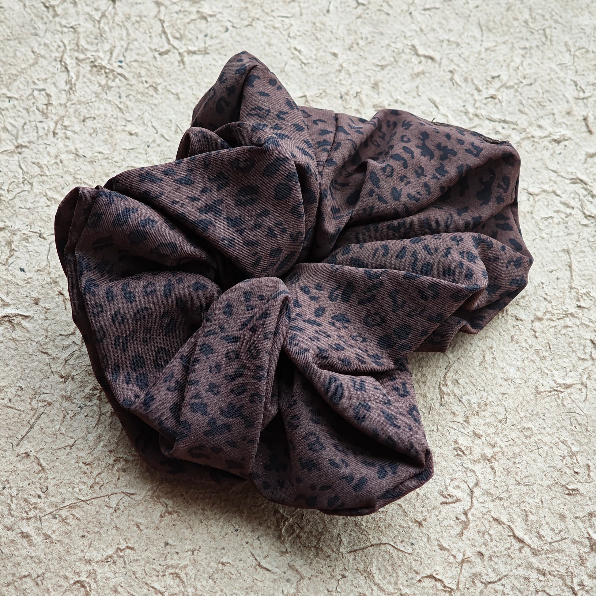 A leopard print scrunchy set with 6pcs of scrunchies, with different sizes and colors.