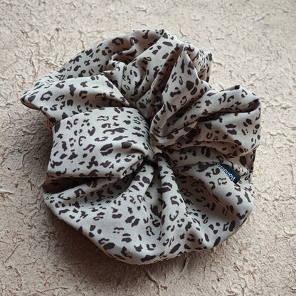 A leopard print scrunchy set with 6pcs of scrunchies, with different sizes and colors.