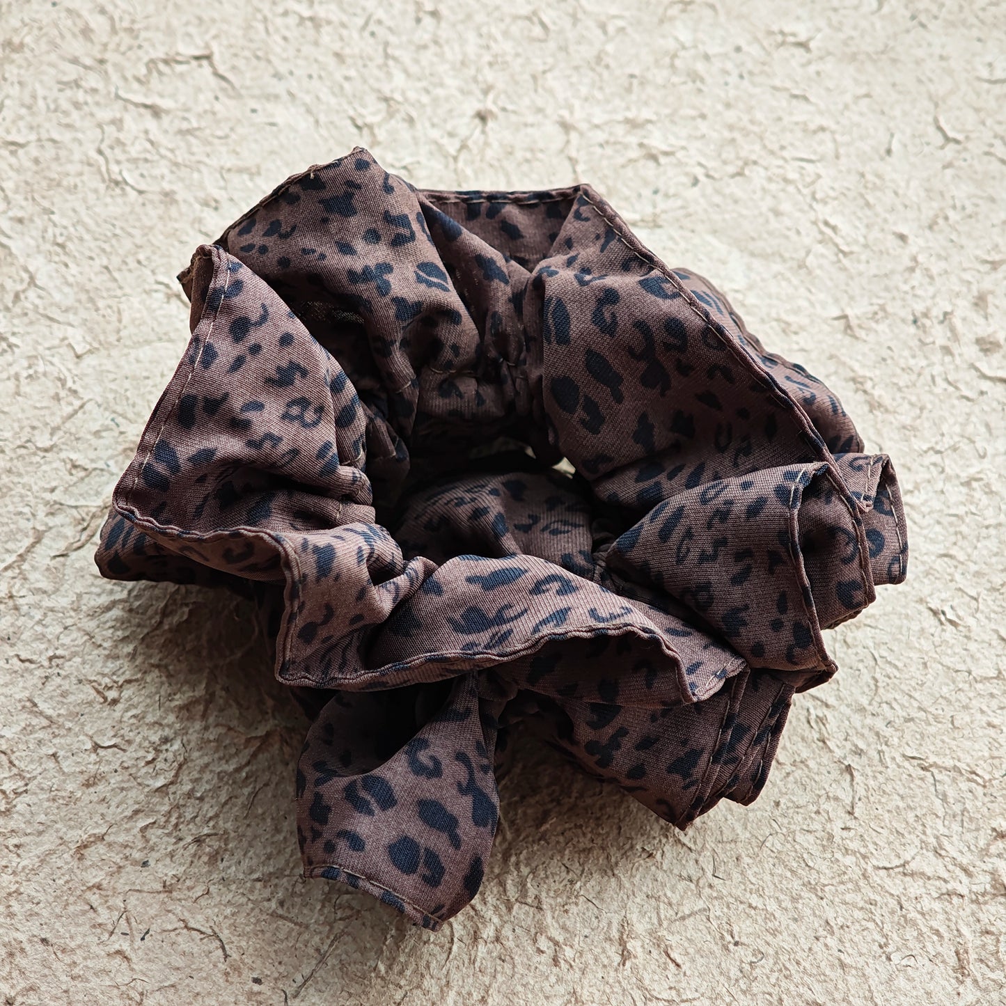 A leopard print scrunchy set with 6pcs of scrunchies, with different sizes and colors.
