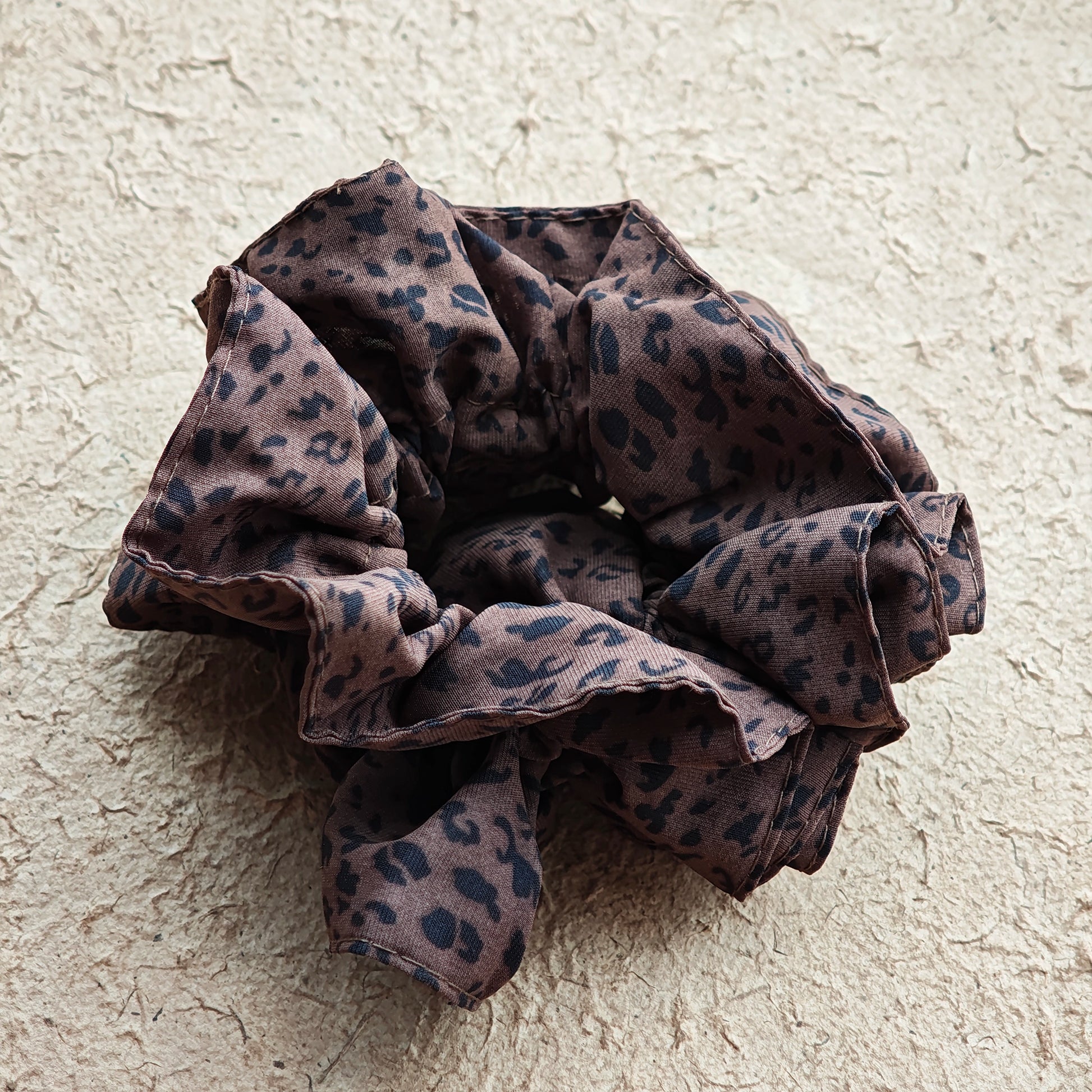 A leopard print scrunchy set with 6pcs of scrunchies, with different sizes and colors.