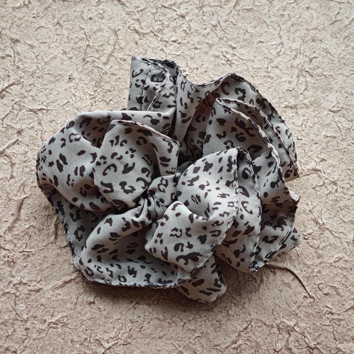 A leopard print scrunchy set with 6pcs of scrunchies, with different sizes and colors.