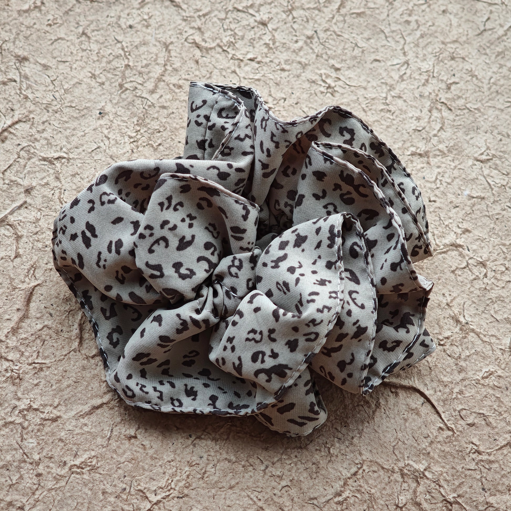 A leopard print scrunchy set with 6pcs of scrunchies, with different sizes and colors.