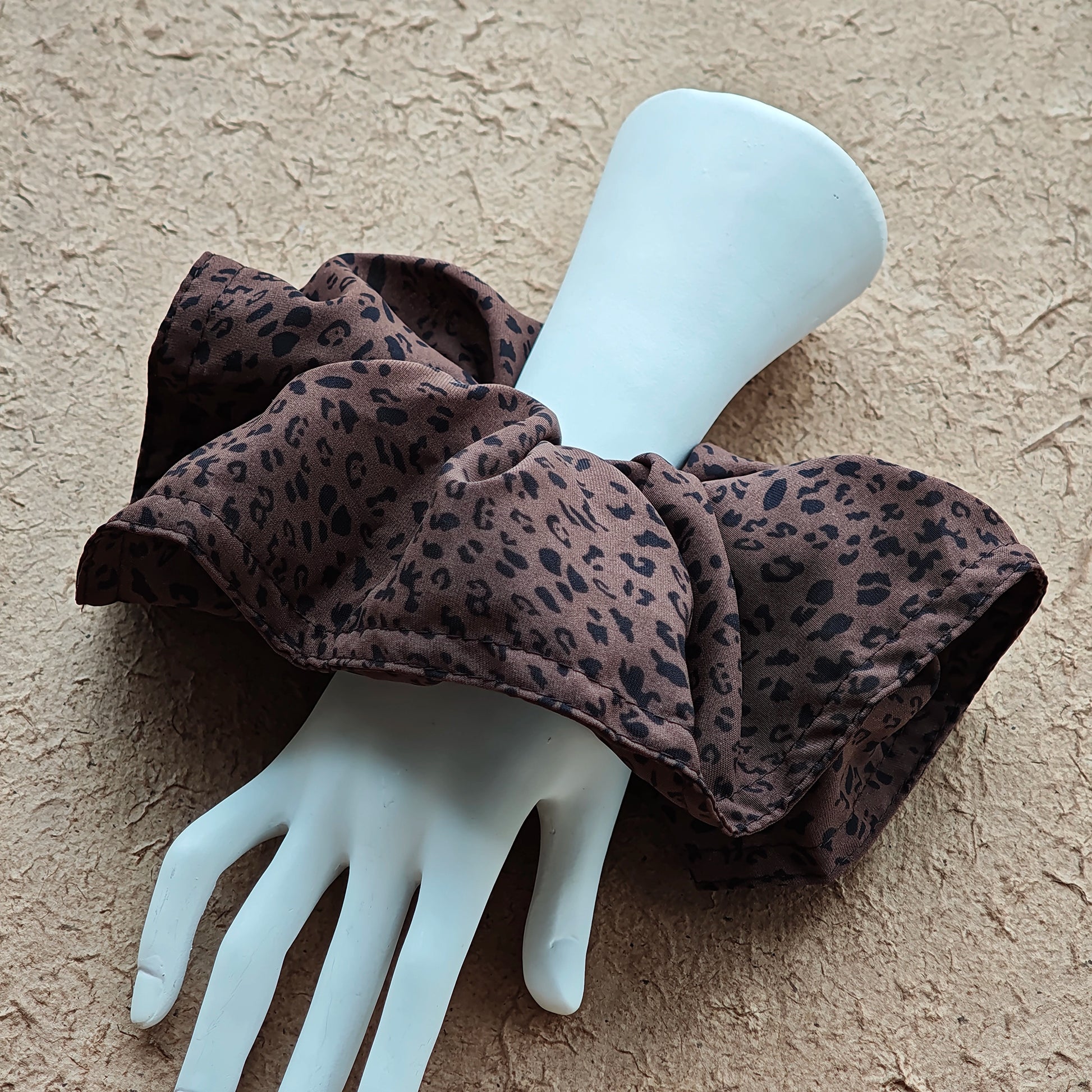 A leopard print scrunchy set with 6pcs of scrunchies, with different sizes and colors.