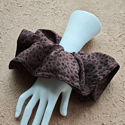 A leopard print scrunchy set with 6pcs of scrunchies, with different sizes and colors.