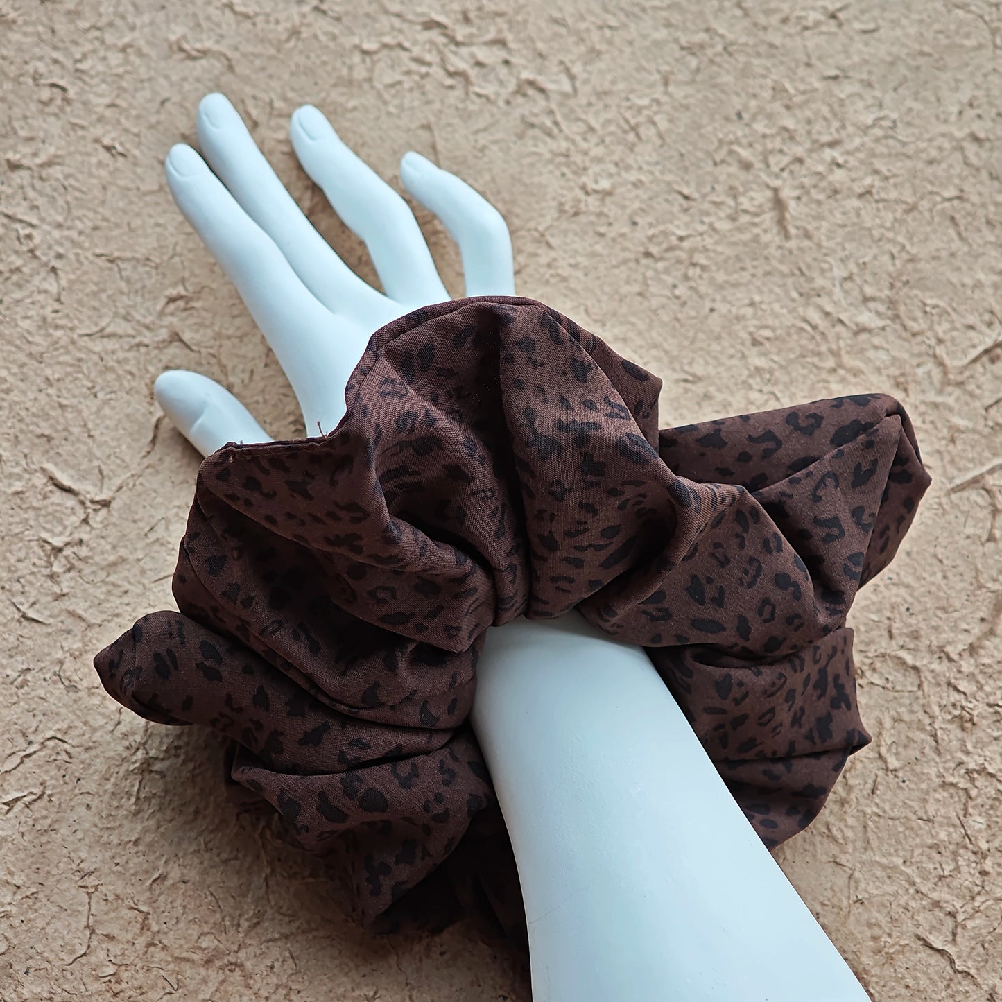 A leopard print scrunchy set with 6pcs of scrunchies, with different sizes and colors.