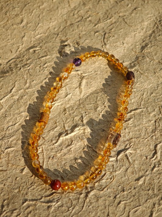 أساور علاجية متعددة الطبقات من السترين والعود | مجوهرات كريستالية فريدة مصنوعة يدوياً