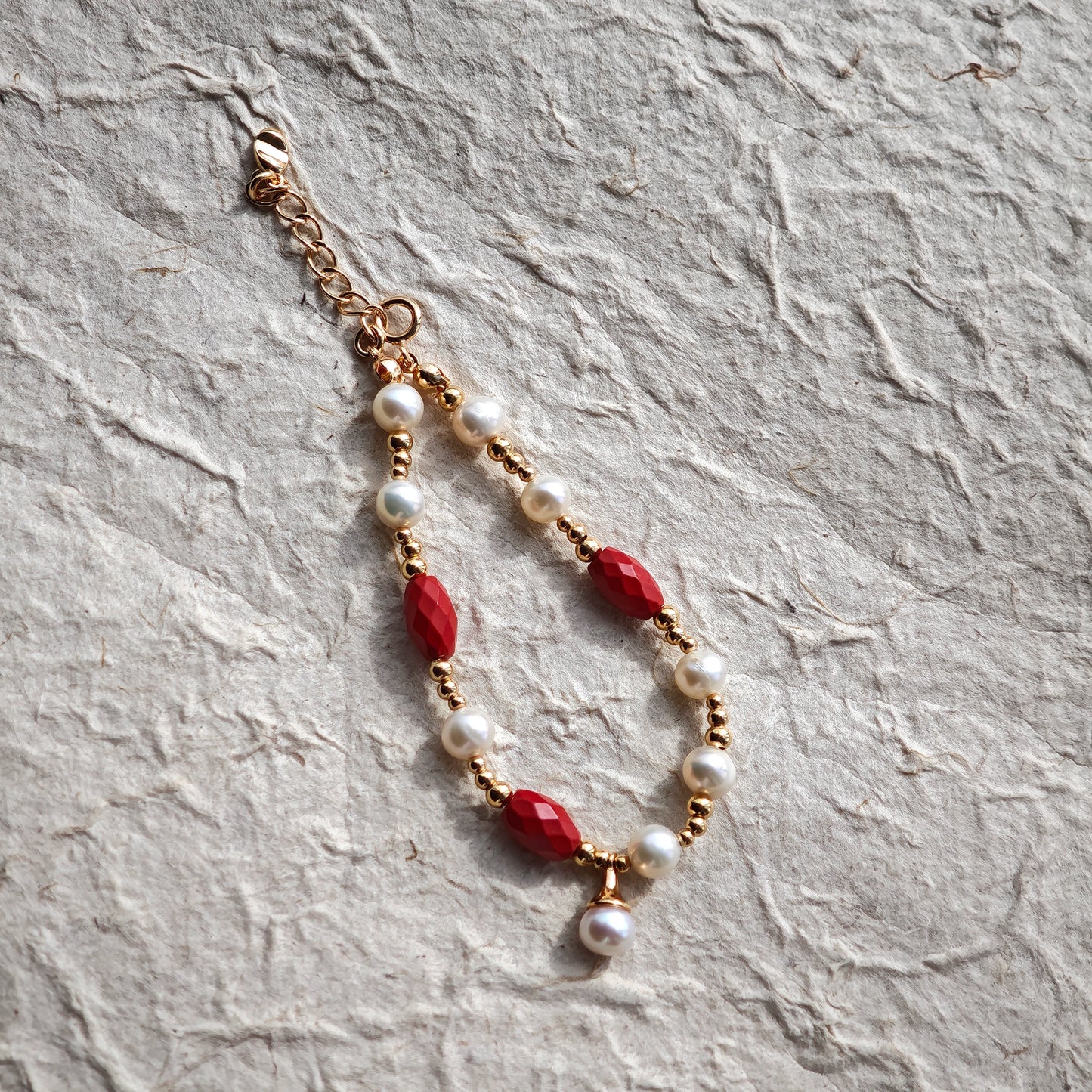 This is a bracelet consist of genuine 925 silver, luminous 5-6mm freshwater pearls, and striking cinnabar. The bracelet measures 16cm with a 3cm extender.
