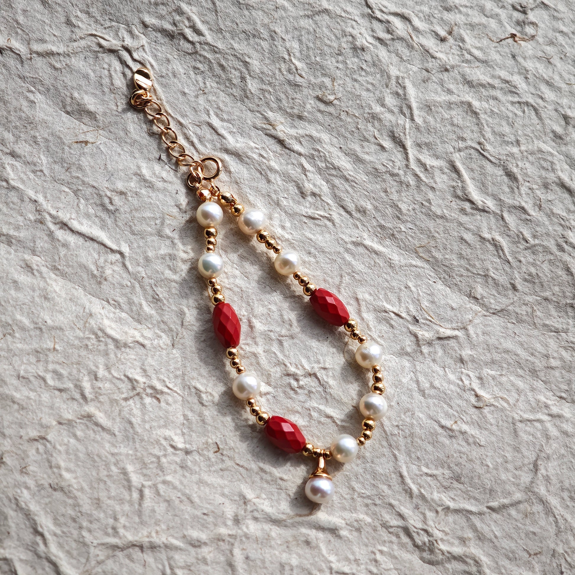 This is a bracelet consist of genuine 925 silver, luminous 5-6mm freshwater pearls, and striking cinnabar. The bracelet measures 16cm with a 3cm extender.
