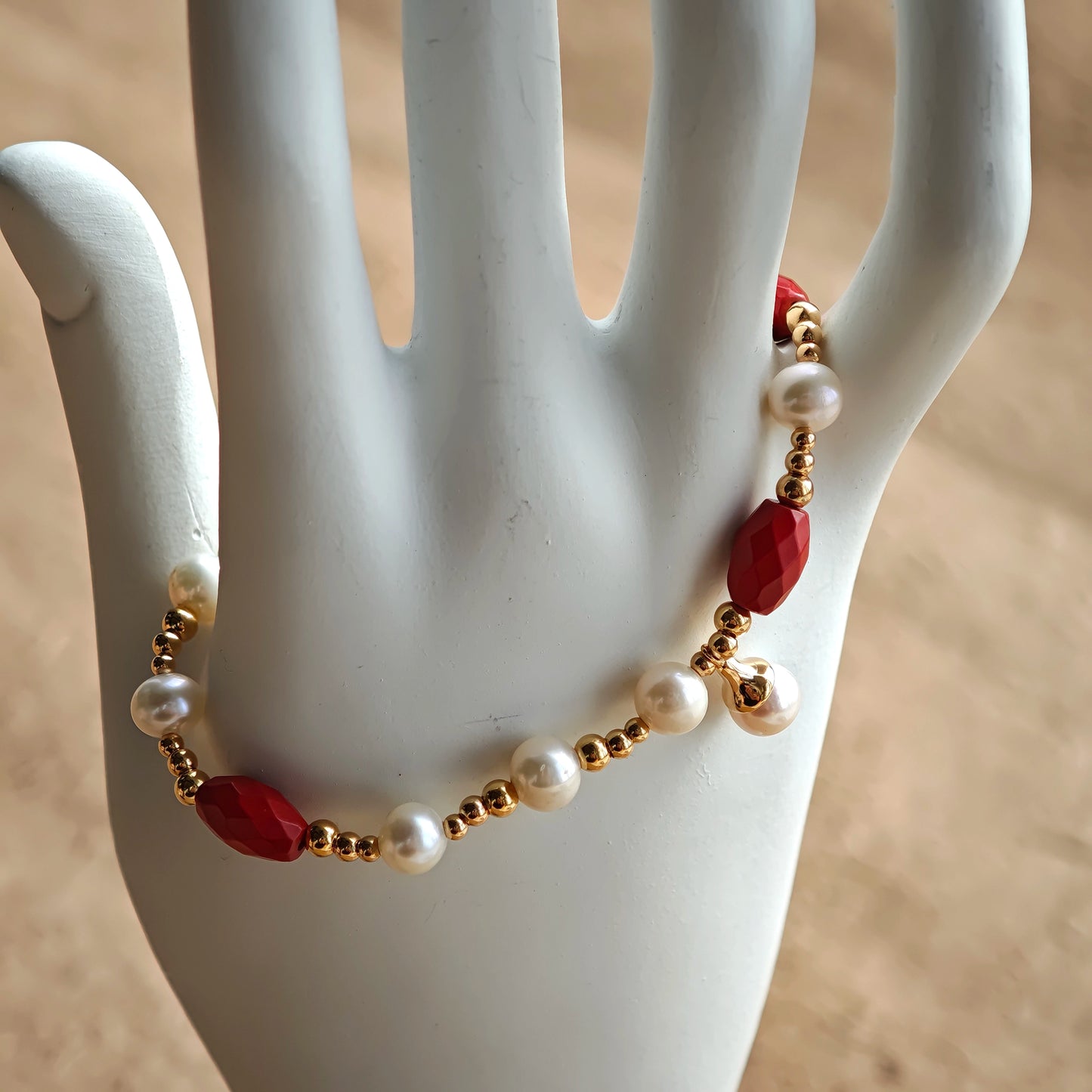 This is a bracelet consist of genuine 925 silver, luminous 5-6mm freshwater pearls, and striking cinnabar. The bracelet measures 16cm with a 3cm extender.