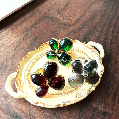 Each piece in this ring and earring set is meticulously crafted from natural mother-of-pearl, showcasing its naturally radiant luster. The large floral design is the main feature of the ring, with rich, vintage-inspired colors and unique natural textures, making each piece one-of-a-kind.