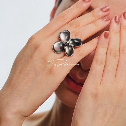Each piece in this ring and earring set is meticulously crafted from natural mother-of-pearl, showcasing its naturally radiant luster. The large floral design is the main feature of the ring, with rich, vintage-inspired colors and unique natural textures, making each piece one-of-a-kind.