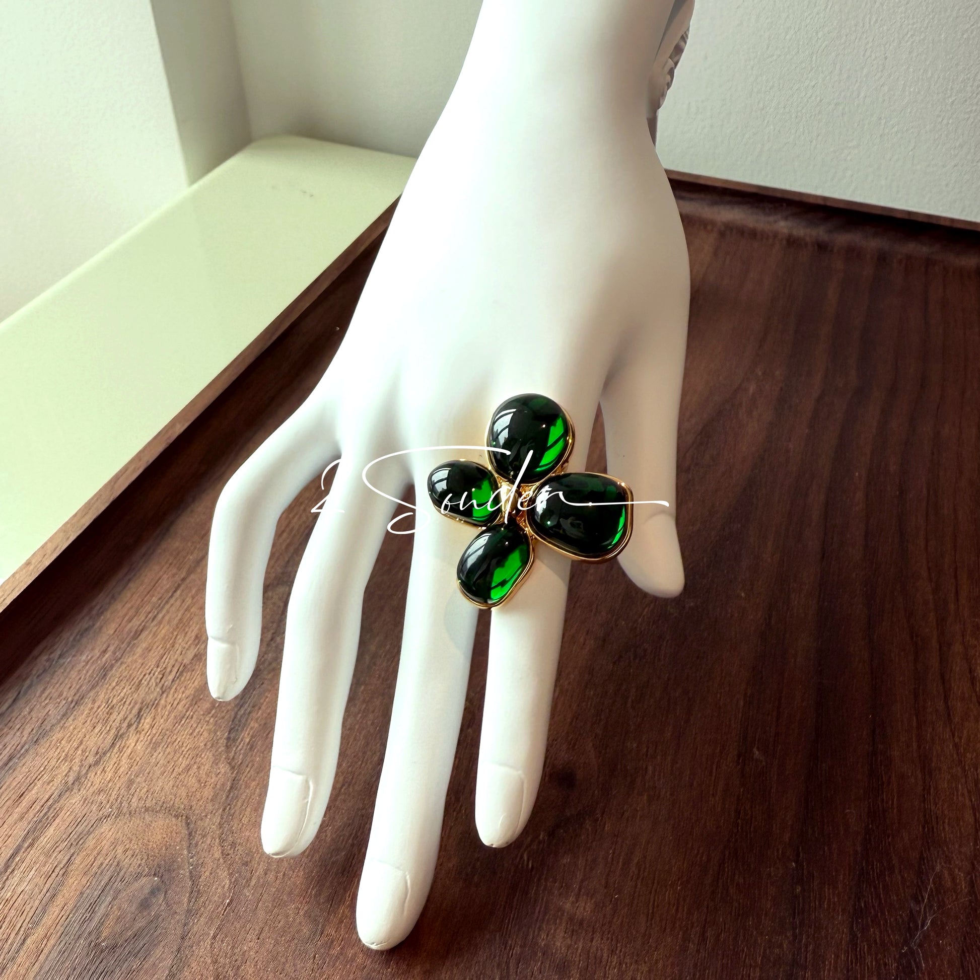 Each piece in this ring and earring set is meticulously crafted from natural mother-of-pearl, showcasing its naturally radiant luster. The large floral design is the main feature of the ring, with rich, vintage-inspired colors and unique natural textures, making each piece one-of-a-kind.