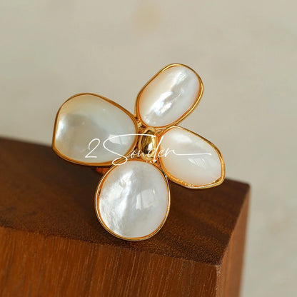 Each piece in this ring and earring set is meticulously crafted from natural mother-of-pearl, showcasing its naturally radiant luster. The large floral design is the main feature of the ring, with rich, vintage-inspired colors and unique natural textures, making each piece one-of-a-kind.