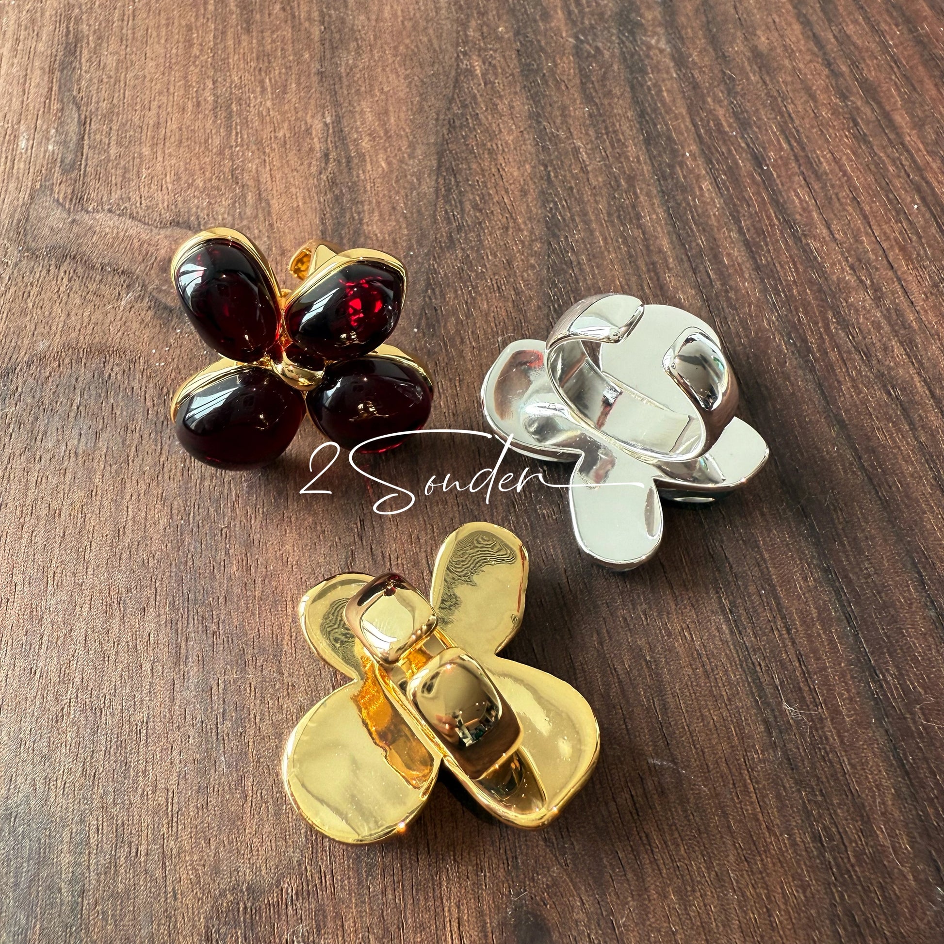 Each piece in this ring and earring set is meticulously crafted from natural mother-of-pearl, showcasing its naturally radiant luster. The large floral design is the main feature of the ring, with rich, vintage-inspired colors and unique natural textures, making each piece one-of-a-kind.