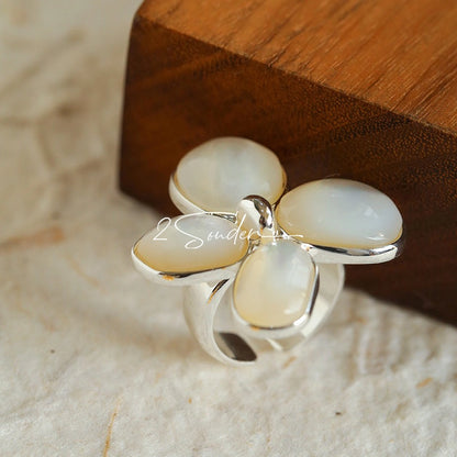 Each piece in this ring and earring set is meticulously crafted from natural mother-of-pearl, showcasing its naturally radiant luster. The large floral design is the main feature of the ring, with rich, vintage-inspired colors and unique natural textures, making each piece one-of-a-kind.