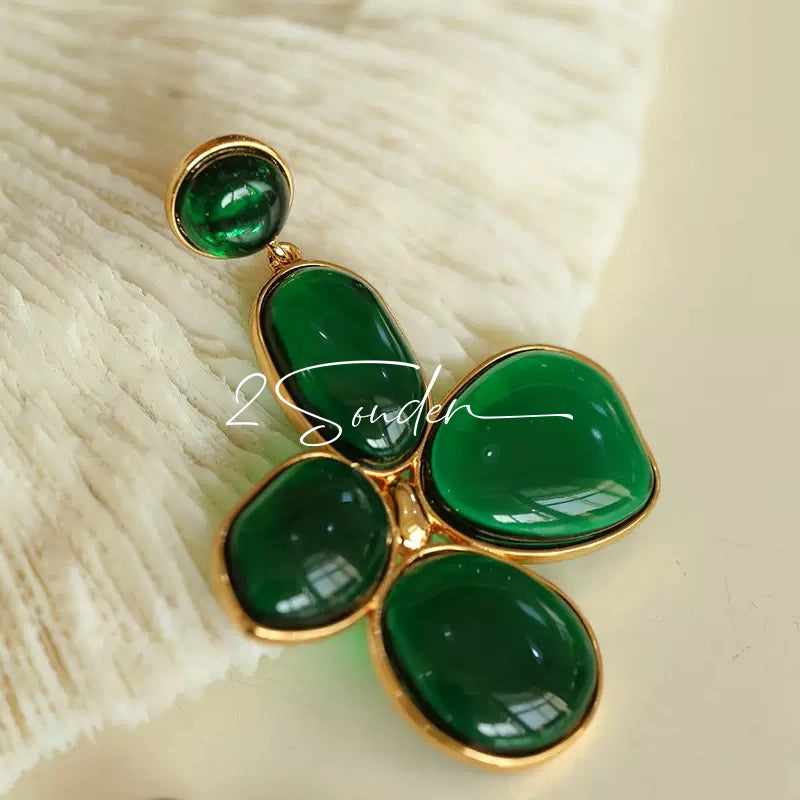 Each piece in this ring and earring set is meticulously crafted from natural mother-of-pearl, showcasing its naturally radiant luster. The large floral design is the main feature of the ring, with rich, vintage-inspired colors and unique natural textures, making each piece one-of-a-kind.