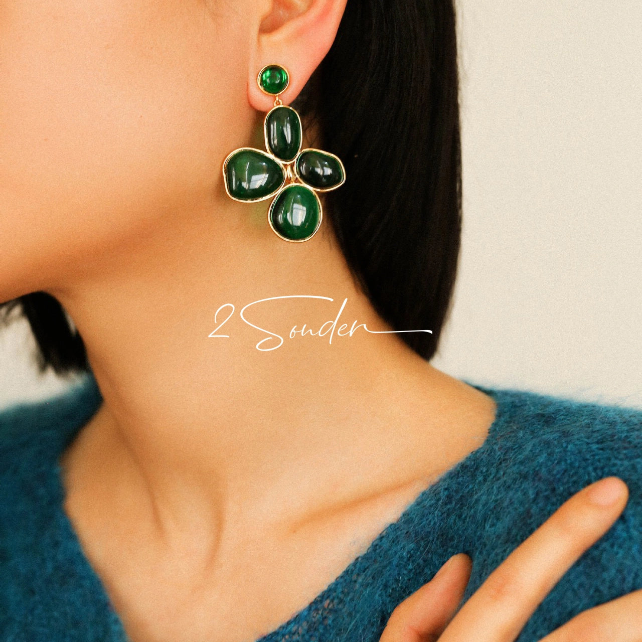 Each piece in this ring and earring set is meticulously crafted from natural mother-of-pearl, showcasing its naturally radiant luster. The large floral design is the main feature of the ring, with rich, vintage-inspired colors and unique natural textures, making each piece one-of-a-kind.