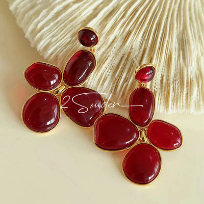 Each piece in this ring and earring set is meticulously crafted from natural mother-of-pearl, showcasing its naturally radiant luster. The large floral design is the main feature of the ring, with rich, vintage-inspired colors and unique natural textures, making each piece one-of-a-kind.