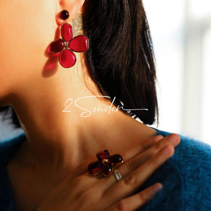 Each piece in this ring and earring set is meticulously crafted from natural mother-of-pearl, showcasing its naturally radiant luster. The large floral design is the main feature of the ring, with rich, vintage-inspired colors and unique natural textures, making each piece one-of-a-kind.