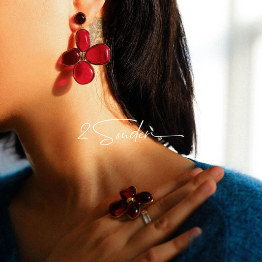 Each piece in this ring and earring set is meticulously crafted from natural mother-of-pearl, showcasing its naturally radiant luster. The large floral design is the main feature of the ring, with rich, vintage-inspired colors and unique natural textures, making each piece one-of-a-kind.