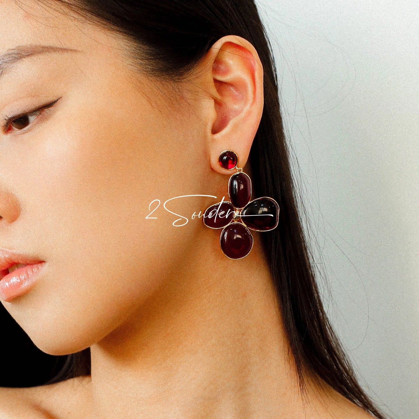 Each piece in this ring and earring set is meticulously crafted from natural mother-of-pearl, showcasing its naturally radiant luster. The large floral design is the main feature of the ring, with rich, vintage-inspired colors and unique natural textures, making each piece one-of-a-kind.