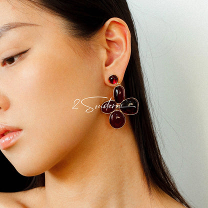 Each piece in this ring and earring set is meticulously crafted from natural mother-of-pearl, showcasing its naturally radiant luster. The large floral design is the main feature of the ring, with rich, vintage-inspired colors and unique natural textures, making each piece one-of-a-kind.