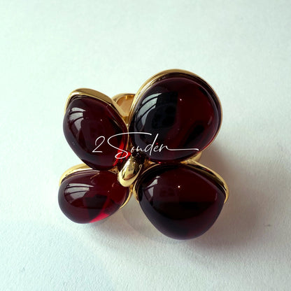 Each piece in this ring and earring set is meticulously crafted from natural mother-of-pearl, showcasing its naturally radiant luster. The large floral design is the main feature of the ring, with rich, vintage-inspired colors and unique natural textures, making each piece one-of-a-kind.