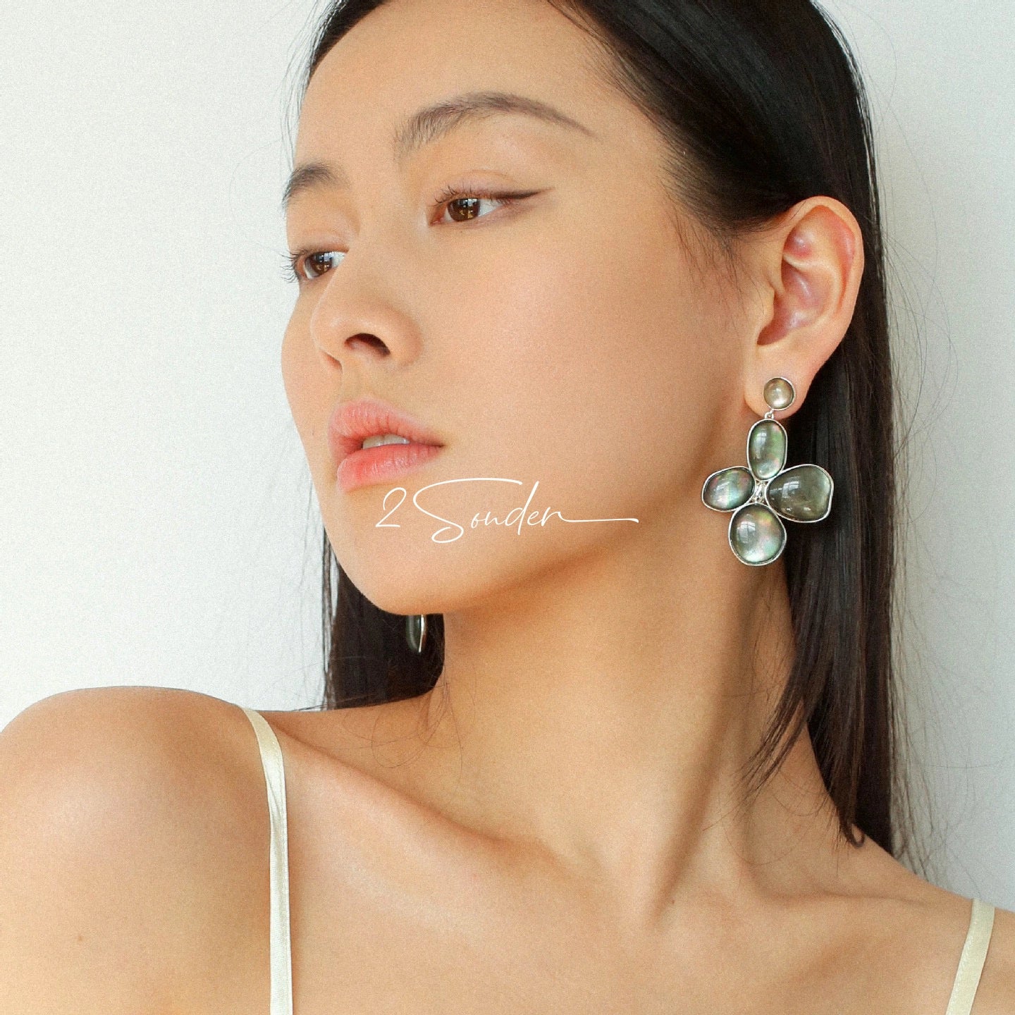 Each piece in this ring and earring set is meticulously crafted from natural mother-of-pearl, showcasing its naturally radiant luster. The large floral design is the main feature of the ring, with rich, vintage-inspired colors and unique natural textures, making each piece one-of-a-kind.