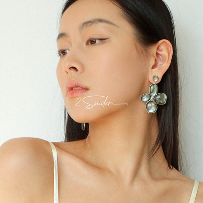 Each piece in this ring and earring set is meticulously crafted from natural mother-of-pearl, showcasing its naturally radiant luster. The large floral design is the main feature of the ring, with rich, vintage-inspired colors and unique natural textures, making each piece one-of-a-kind.