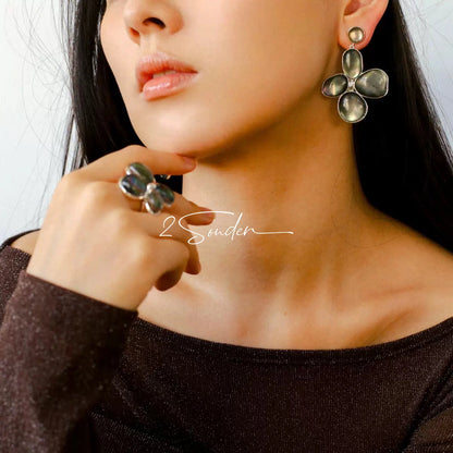 Each piece in this ring and earring set is meticulously crafted from natural mother-of-pearl, showcasing its naturally radiant luster. The large floral design is the main feature of the ring, with rich, vintage-inspired colors and unique natural textures, making each piece one-of-a-kind.