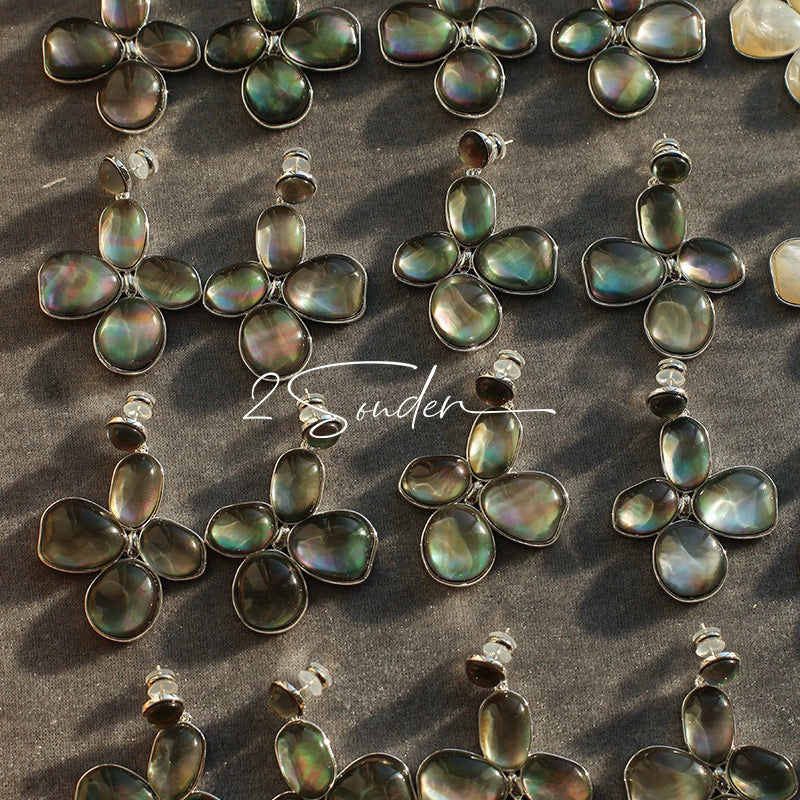 Each piece in this ring and earring set is meticulously crafted from natural mother-of-pearl, showcasing its naturally radiant luster. The large floral design is the main feature of the ring, with rich, vintage-inspired colors and unique natural textures, making each piece one-of-a-kind.