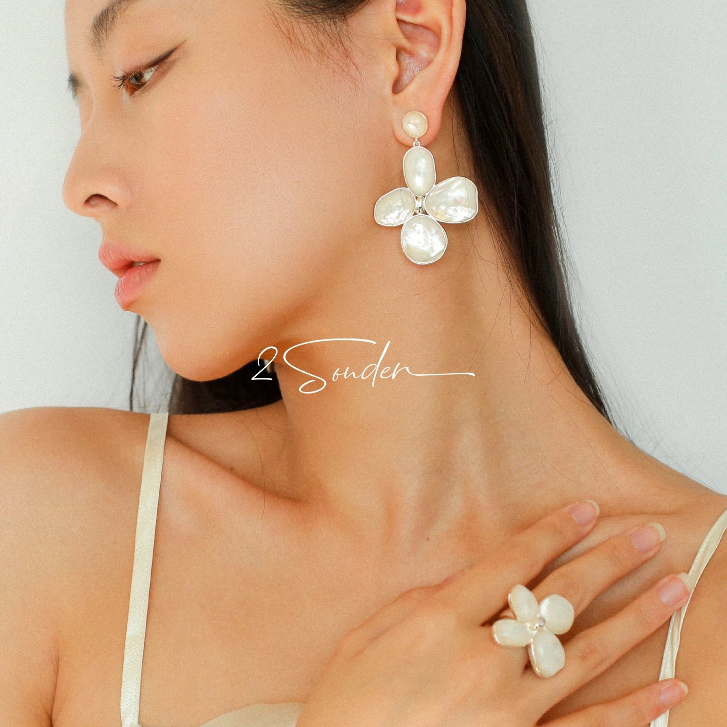 Each piece in this ring and earring set is meticulously crafted from natural mother-of-pearl, showcasing its naturally radiant luster. The large floral design is the main feature of the ring, with rich, vintage-inspired colors and unique natural textures, making each piece one-of-a-kind.