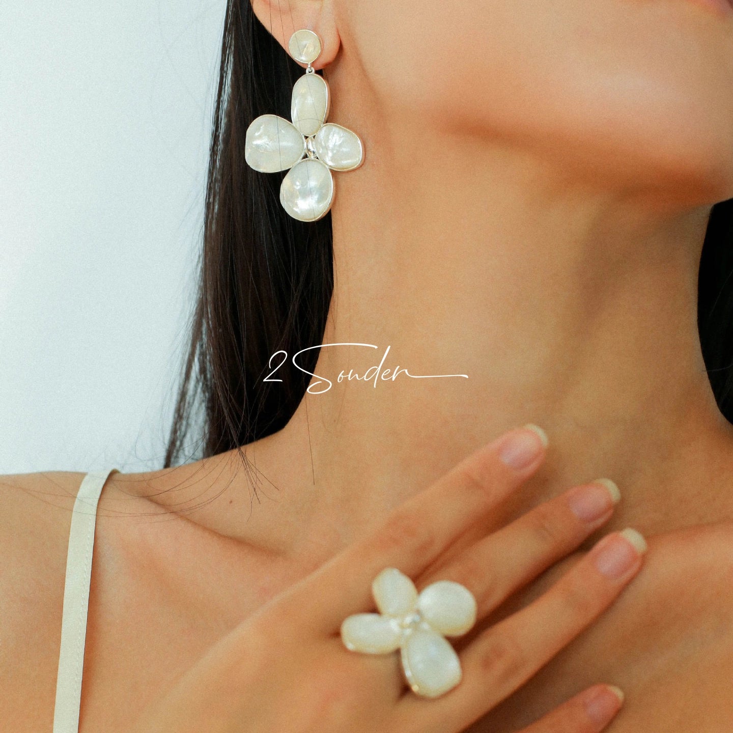 Each piece in this ring and earring set is meticulously crafted from natural mother-of-pearl, showcasing its naturally radiant luster. The large floral design is the main feature of the ring, with rich, vintage-inspired colors and unique natural textures, making each piece one-of-a-kind.