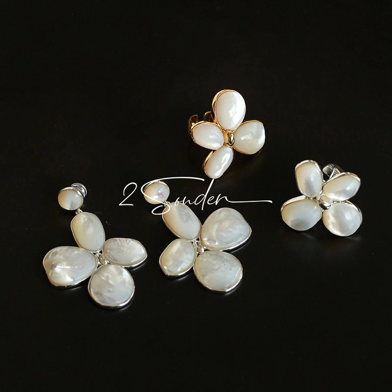 Each piece in this ring and earring set is meticulously crafted from natural mother-of-pearl, showcasing its naturally radiant luster. The large floral design is the main feature of the ring, with rich, vintage-inspired colors and unique natural textures, making each piece one-of-a-kind.
