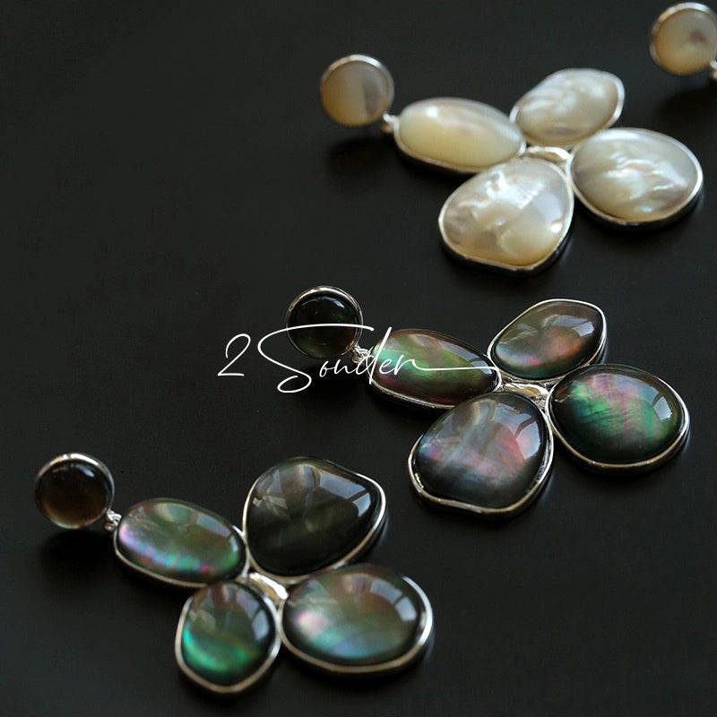 Each piece in this ring and earring set is meticulously crafted from natural mother-of-pearl, showcasing its naturally radiant luster. The large floral design is the main feature of the ring, with rich, vintage-inspired colors and unique natural textures, making each piece one-of-a-kind.